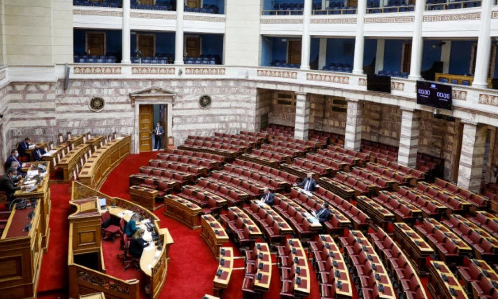 Ενώ η βουλή υπολειτουργεί η κυβέρνηση περνάει αβέρτα νομοσχέδια